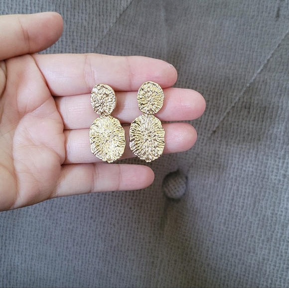 Atterri🛬 Texured Gold💛 Plated Earrings - Picture 5 of 14